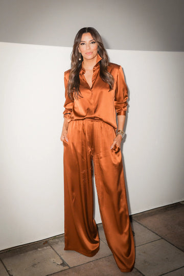 Eva Longoria abraza la tendencia satinada con pantalón y camisa elegantes