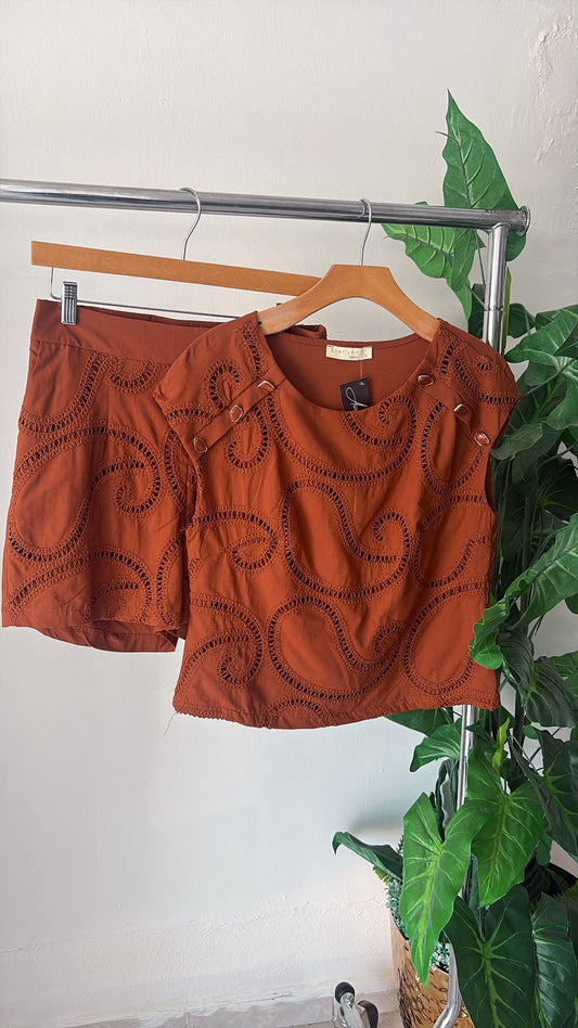 Set blusa y shorts con detalles bordados