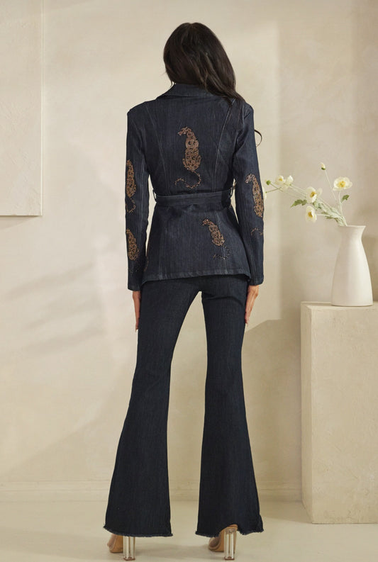 Set Denim "Leopard Queen" – Blazer con Cinturón y Pantalón Acampanado