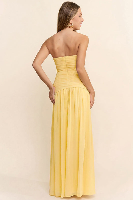 Vestido Largo Amarillo Soleil con Abertura Frontal y Ruffles